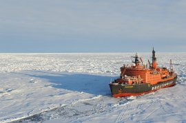Атомоход «Россия» идет в арктических льдах. Фото: епископ Нарьян-Марский и Мезенский Иаков