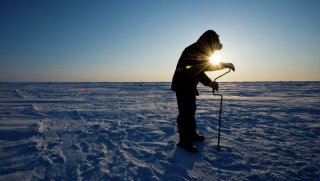 Российский ученый бурит лед для взятия пробы. Архивное фото