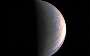 Снимки сделанные Юноной, на подлете к Юпитеру.Вид на северный полюс. Высота 195 тыс. км