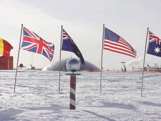 Знамёна и обелиск на Южном полюсе